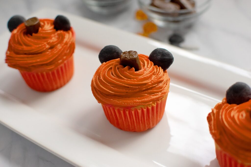 Mickey Pumpkin Cupcakes – Easy Disney Halloween Treats!